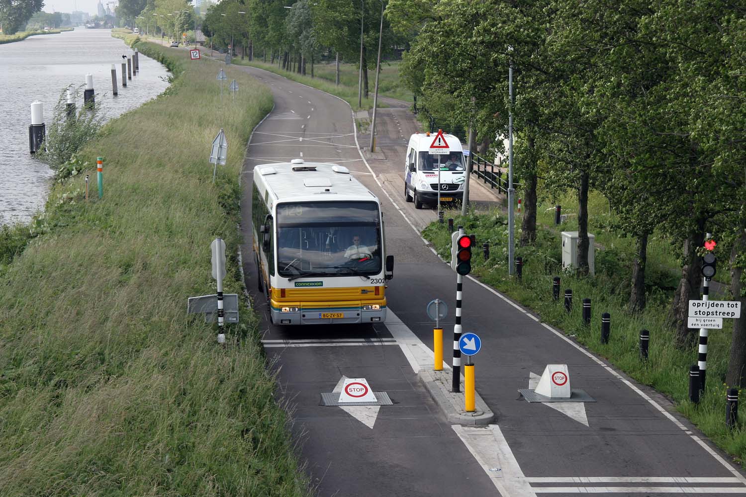Rotterdamseweg met de gehate poller die sluipverkeer vertraagt